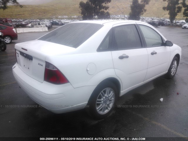 1FAFP34N35W210146 - 2005 FORD FOCUS ZX4 WHITE photo 4