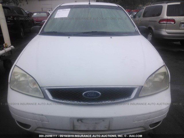 1FAFP34N35W210146 - 2005 FORD FOCUS ZX4 WHITE photo 6