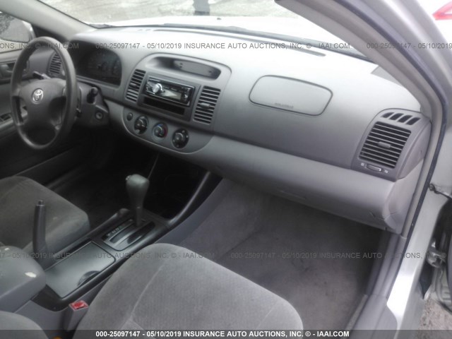 JTDBE32K430244829 - 2003 TOYOTA CAMRY LE/XLE Grau Foto 5