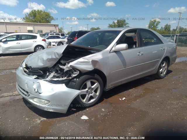 4T1BE32K93U683383 - 2003 TOYOTA CAMRY LE/XLE/SE SILVER photo 2