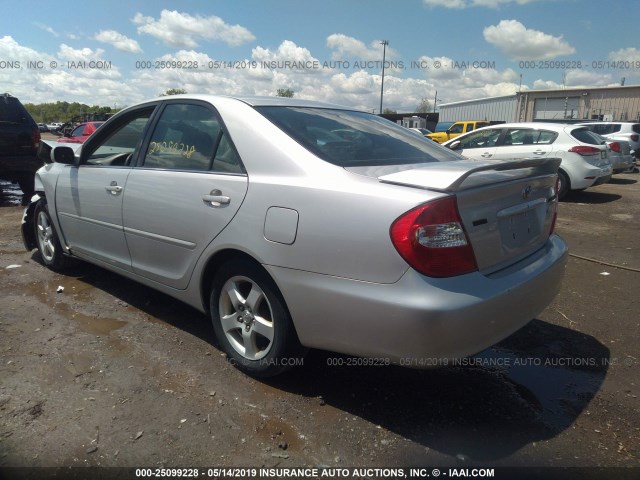 4T1BE32K93U683383 - 2003 TOYOTA CAMRY LE/XLE/SE SILVER photo 3
