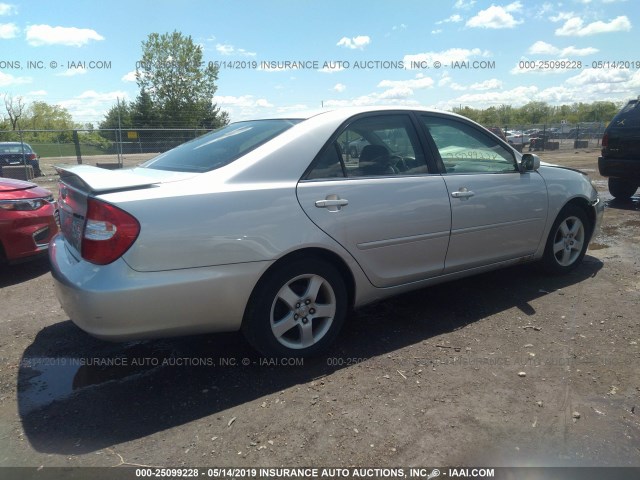 4T1BE32K93U683383 - 2003 TOYOTA CAMRY LE/XLE/SE SILVER photo 4