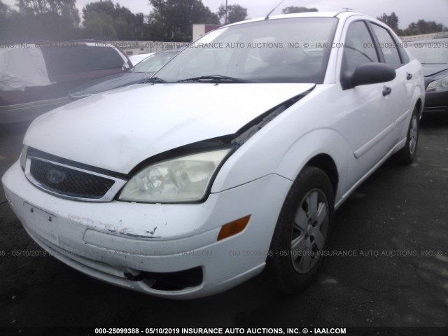 1FAFP34N67W189909 - 2007 FORD FOCUS ZX4/S/SE/SES WHITE photo 2