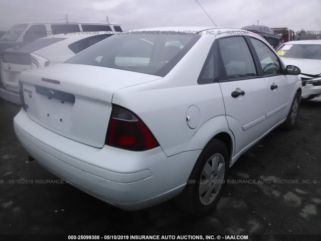 1FAFP34N67W189909 - 2007 FORD FOCUS ZX4/S/SE/SES WHITE photo 4
