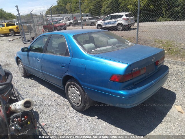 JT2BG22K1W0204323 - 1998 TOYOTA CAMRY CE/LE/XLE BLUE photo 3