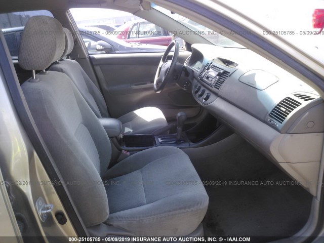 JTDBE32K220085503 - 2002 TOYOTA CAMRY LE/XLE/SE Champagne photo 5