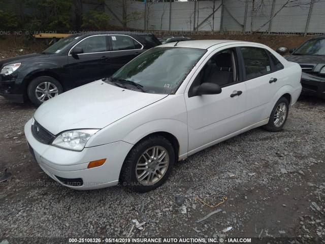 1FAHP34N66W118183 - 2006 FORD FOCUS ZX4 WHITE photo 2