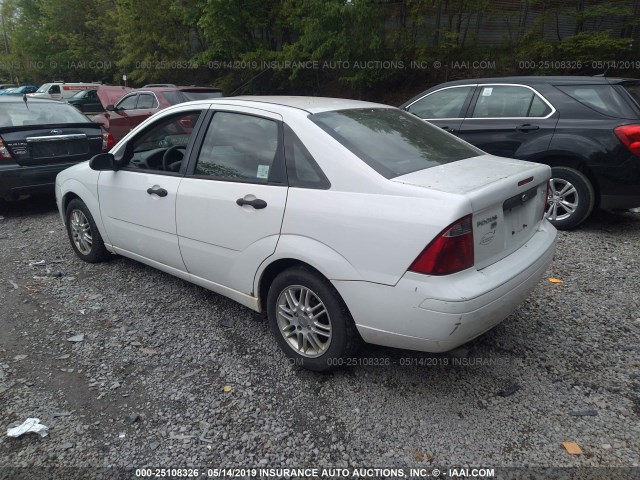 1FAHP34N66W118183 - 2006 FORD FOCUS ZX4 WHITE photo 3