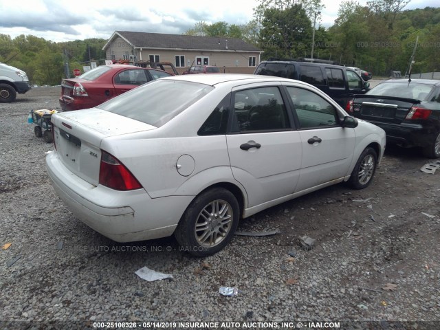 1FAHP34N66W118183 - 2006 FORD FOCUS ZX4 WHITE photo 4