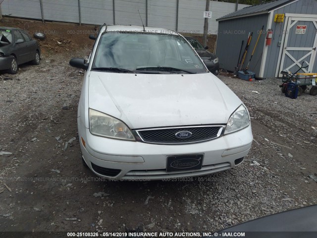 1FAHP34N66W118183 - 2006 FORD FOCUS ZX4 WHITE photo 6