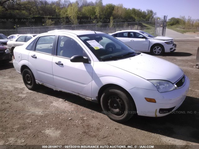 1FAFP34N45W182714 - 2005 FORD FOCUS ZX4 WHITE photo 1