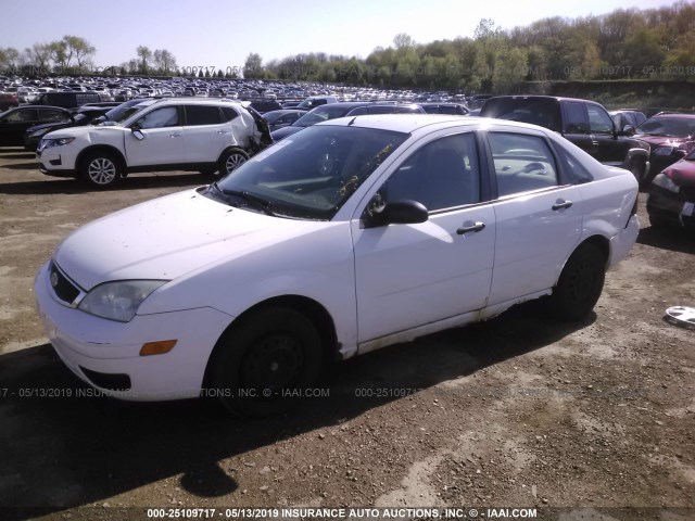 1FAFP34N45W182714 - 2005 FORD FOCUS ZX4 WHITE photo 2