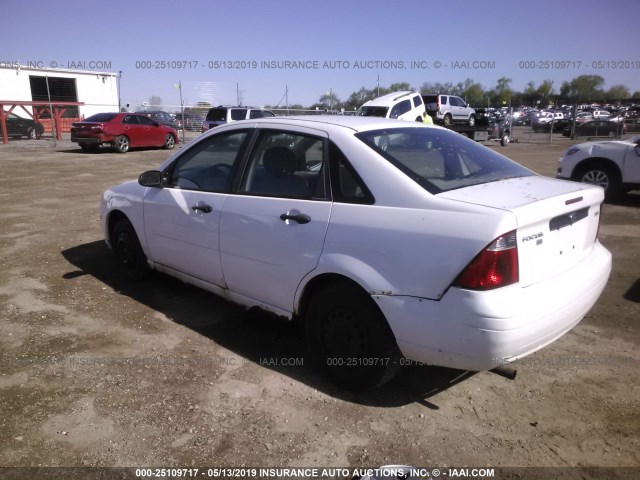 1FAFP34N45W182714 - 2005 FORD FOCUS ZX4 WHITE photo 3