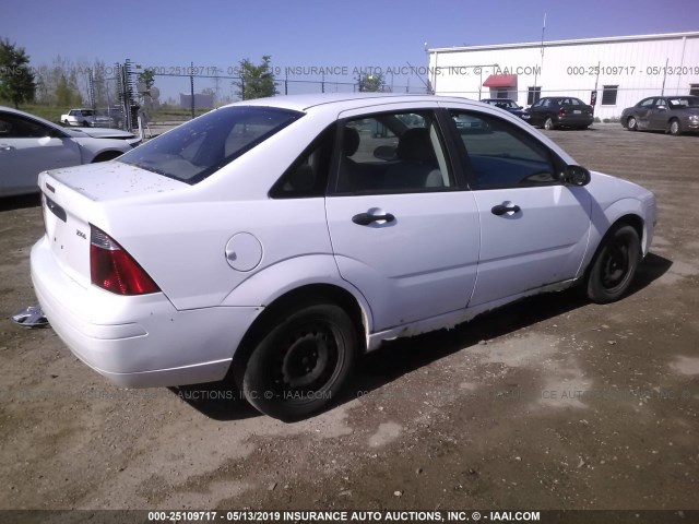 1FAFP34N45W182714 - 2005 FORD FOCUS ZX4 WHITE photo 4