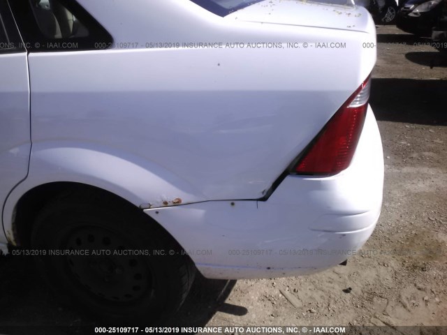 1FAFP34N45W182714 - 2005 FORD FOCUS ZX4 WHITE photo 6