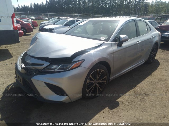 JTNB11HK5J3051667 - 2018 TOYOTA CAMRY L/LE/XLE/SE/XSE SILVER photo 2