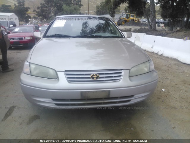 JT2BF22K7V0047091 - 1997 TOYOTA CAMRY LE/XLE ოქროსფერი ფოტო 6
