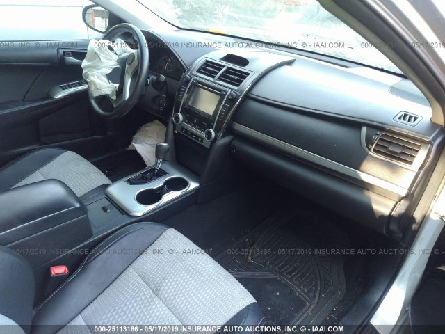 4T1BF1FK4EU325512 - 2014 TOYOTA CAMRY L/SE/LE/XLE 银色 照片 5