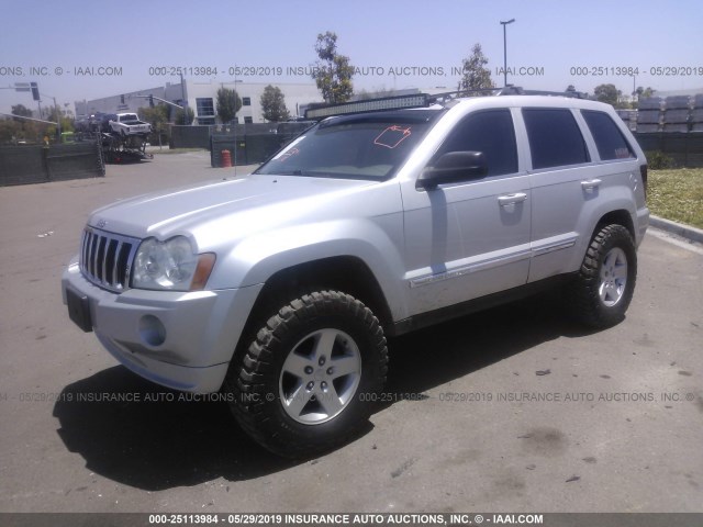 1J8HR58255C553883 - 2005 JEEP GRAND CHEROKEE  SILVER photo 2