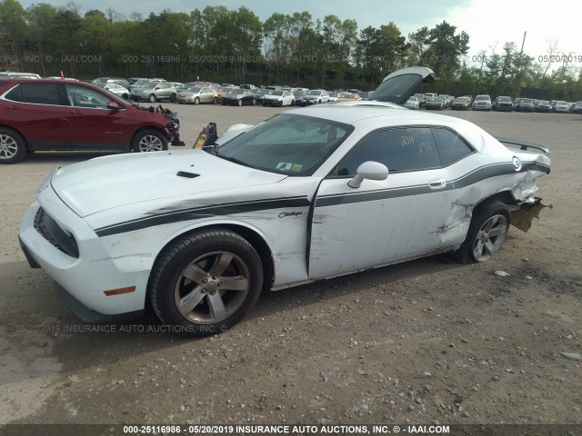 2B3CJ4DV7AH261356 - 2010 DODGE CHALLENGER SE WHITE photo 2