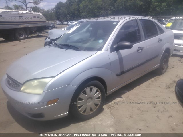 1FAFP34N75W104833 - 2005 FORD FOCUS ZX4 SILVER photo 2