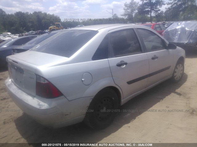 1FAFP34N75W104833 - 2005 FORD FOCUS ZX4 SILVER photo 4