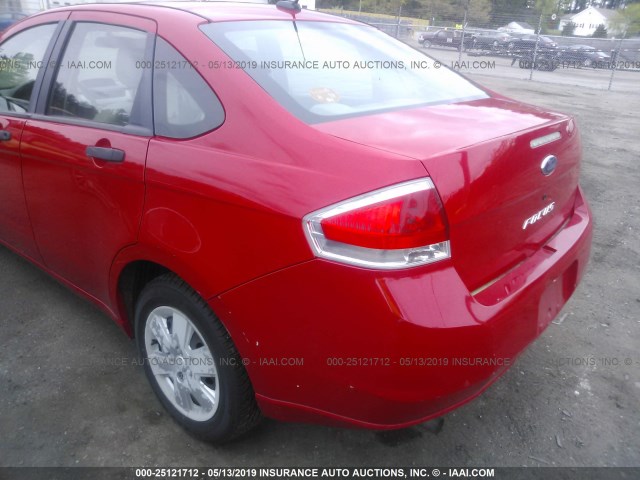 1FAHP34N18W107644 - 2008 FORD FOCUS S/SE RED photo 6