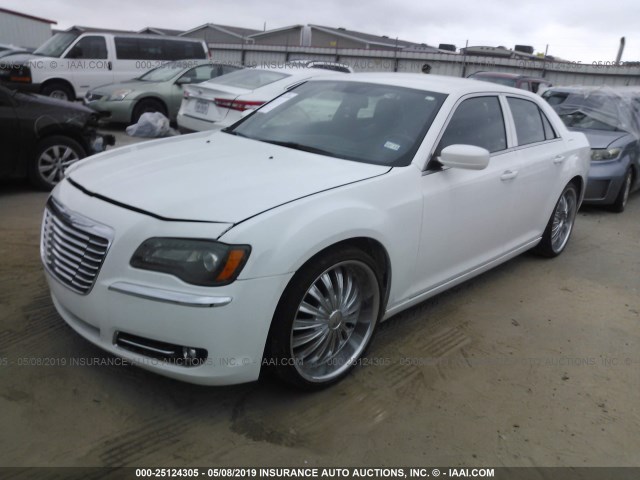 2C3CCAAG6EH119572 - 2014 CHRYSLER 300 WHITE photo 2