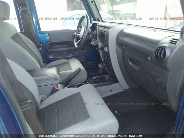 1J4BB3H19AL214013 - 2010 JEEP WRANGLER UNLIMITE  BLUE photo 5