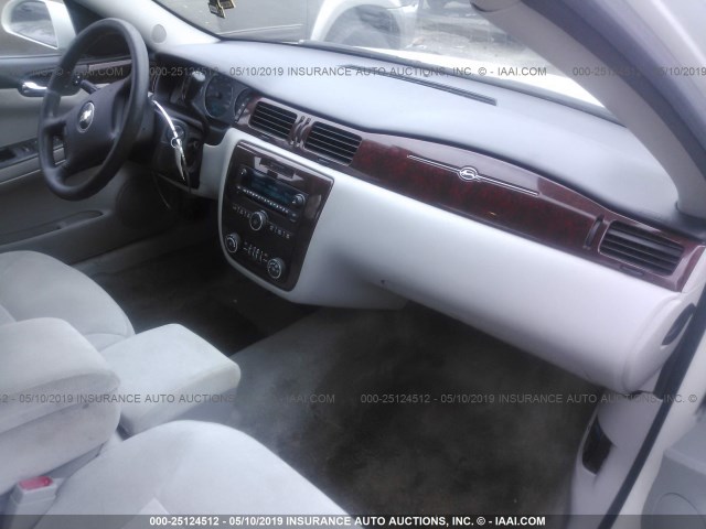 2G1WT58K689266086 - 2008 CHEVROLET IMPALA LT WHITE photo 5