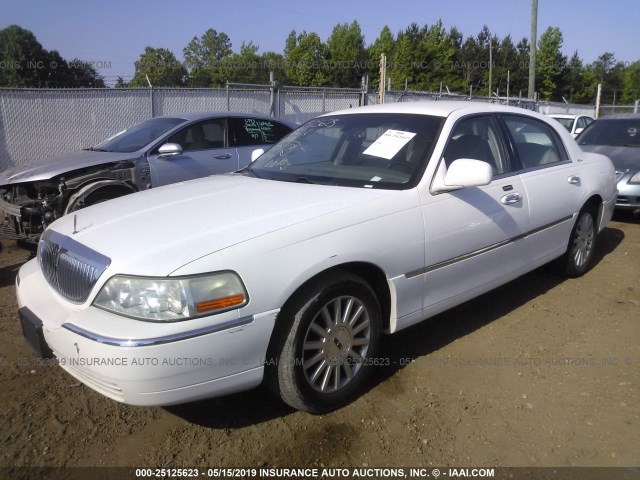 1LNHM81W84Y637388 - 2004 LINCOLN TOWN CAR EXECUTIVE/SIGNATURE WHITE photo 2