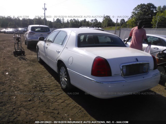 1LNHM81W84Y637388 - 2004 LINCOLN TOWN CAR EXECUTIVE/SIGNATURE WHITE photo 3