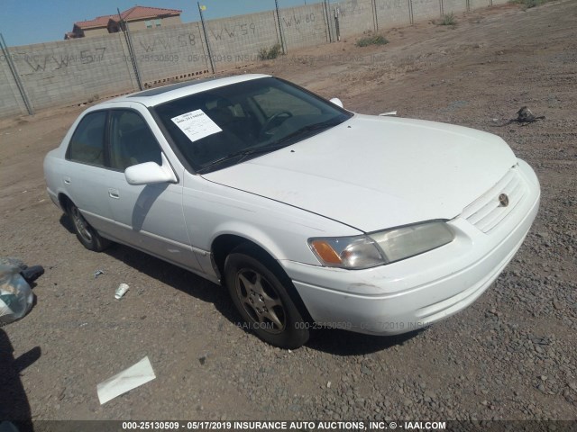 JT2BG22K9V0006944 - 1997 TOYOTA CAMRY LE/XLE WHITE photo 1