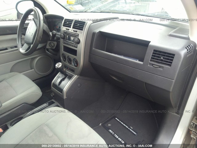 1J8FF47W97D392708 - 2007 JEEP COMPASS SILVER photo 5