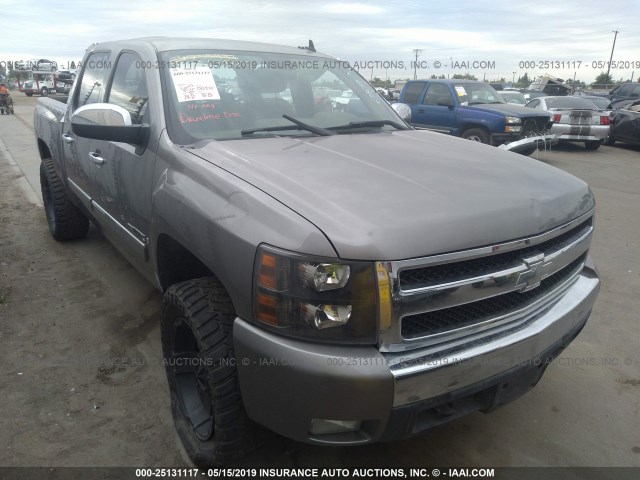 2GCEC13J971693639 - 2007 CHEVROLET SILVERADO C1500 CREW CAB SILVER photo 1