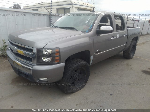 2GCEC13J971693639 - 2007 CHEVROLET SILVERADO C1500 CREW CAB SILVER photo 2