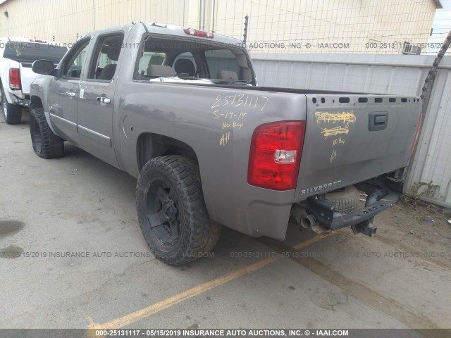 2GCEC13J971693639 - 2007 CHEVROLET SILVERADO C1500 CREW CAB SILVER photo 3