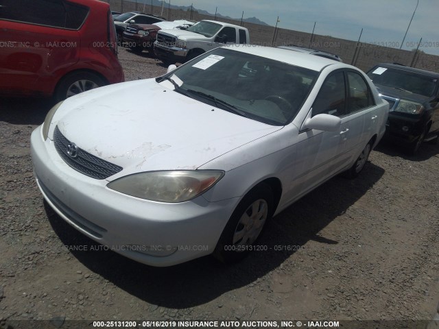 JTDBE32K720064002 - 2002 TOYOTA CAMRY LE/XLE/SE WHITE photo 2