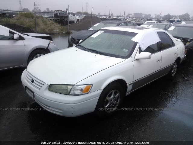 JT2BG22K4X0341239 - 1999 TOYOTA CAMRY LE/XLE WHITE photo 2
