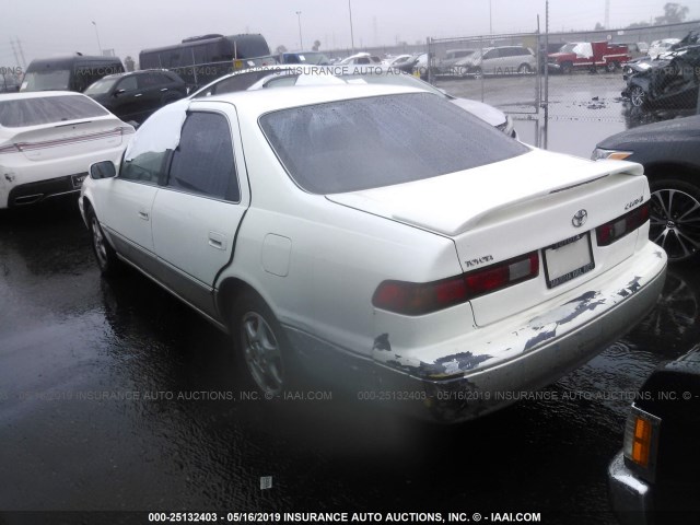 JT2BG22K4X0341239 - 1999 TOYOTA CAMRY LE/XLE WHITE photo 3