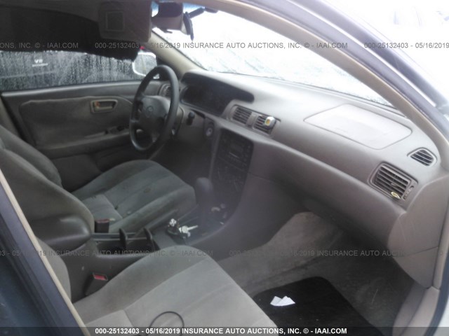 JT2BG22K4X0341239 - 1999 TOYOTA CAMRY LE/XLE WHITE photo 5