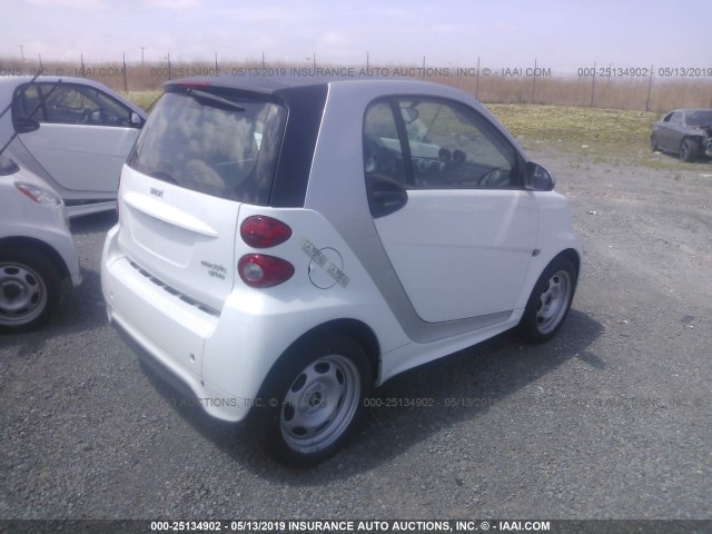 WMEEJ9AA8FK825524 - 2015 SMART FORTWO ELECTRIC WHITE photo 4