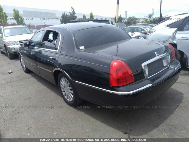 1LNHM81W95Y635490 - 2005 LINCOLN TOWN CAR SIGNATURE შავი ფოტო 3
