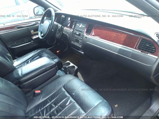 1LNHM81W95Y635490 - 2005 LINCOLN TOWN CAR SIGNATURE შავი ფოტო 5
