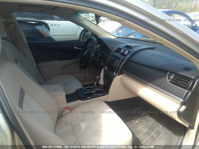 4T1BF1FK8EU443093 - 2014 TOYOTA CAMRY L/SE/LE/XLE 金色 照片 5