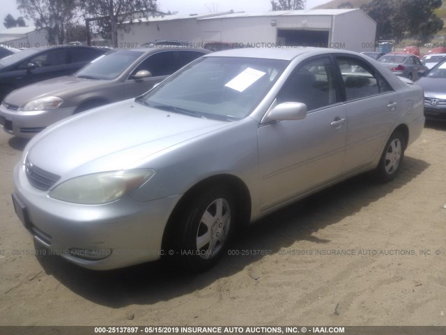 JTDBE32K540270700 - 2004 TOYOTA CAMRY LE/XLE SILVER photo 2