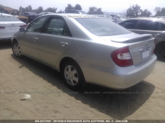 JTDBE32K540270700 - 2004 TOYOTA CAMRY LE/XLE SILVER photo 3