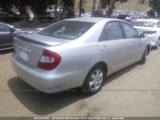JTDBE32K540270700 - 2004 TOYOTA CAMRY LE/XLE SILVER photo 4