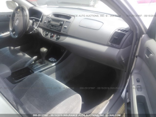 JTDBE32K540270700 - 2004 TOYOTA CAMRY LE/XLE SILVER photo 5