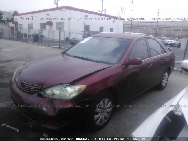 4T1BE32K75U385255 - 2005 TOYOTA CAMRY LE/XLE/SE RED photo 2